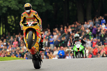 British Superbikes 2012: Tommy Hill machaca a sus competidores en la Montaña de Cadwell Park