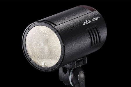 Godox AD100Pro: un flash externo pequeño, ligero y versátil para situaciones fuera de estudio
