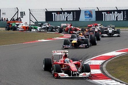 Fernando Alonso se adelantó a la salida en el GP de China 2010