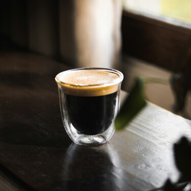 La cafetera que tu rutina mañanera necesita: tiene molinillo integrado, espumador de leche y además está en oferta 