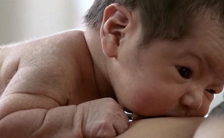 Si lo colocas sobre tu abdomen tras el parto, el bebé reptará instintivamente hasta tu pecho