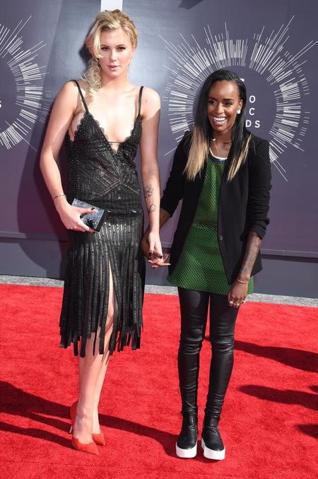 Ireland Baldwin presenta oficialmente a su novia en los MTV Video Music Awards