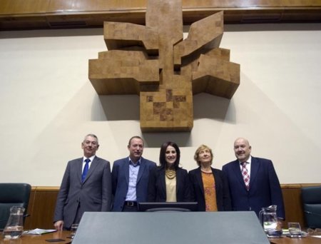 La nueva Mesa del Parlamento Vasco suspende la compra de tablets