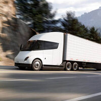 Los bomberos tardaron 12 horas en apagar el fuego de un Tesla Semi: su batería es tan grande como la de nueve Tesla Model 3