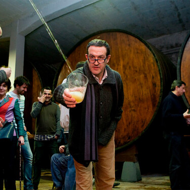 Sidra, tortilla y chuletón: cómo se institucionalizó en los 80 el mítico menú de las sidrerías vascas o breve historia de las ‘sagardotegis’ 