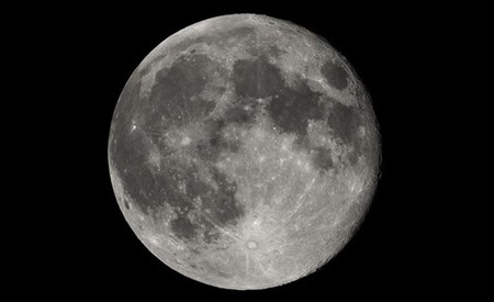 ¿Por qué hay tan poco oro en la Luna? La clave está en la caída de meteoritos