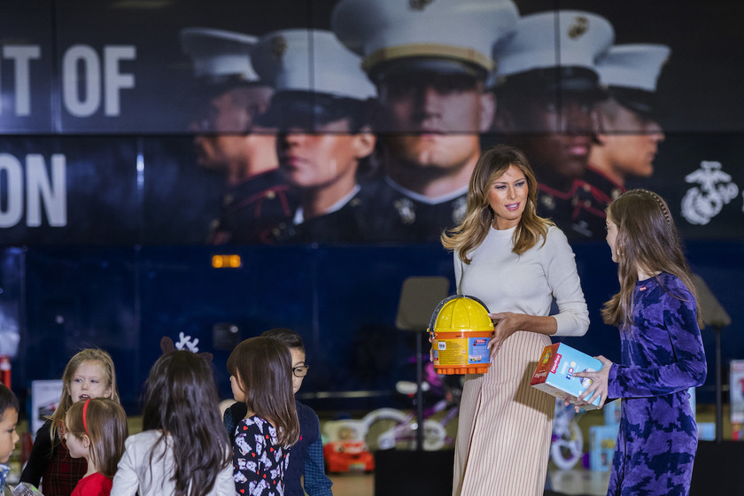 Melania Trump vuelve a enseñarnos un look de lo más navideño con falda de casi 2.000 euros y las botas que deberás tener este año