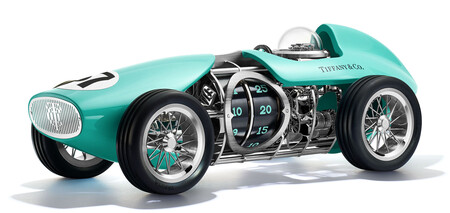 El Time for Speed Race Car Clock in Aluminum with Tiffany Blue® Paint es mucho más que un simple reloj. Es una pieza de alta relojería y arte, inspirada en los autos de carrera de la década de 1950, que rinde homenaje a la tradición de Tiffany & Co. en la relojería suiza y en la creación de trofeos de carreras.