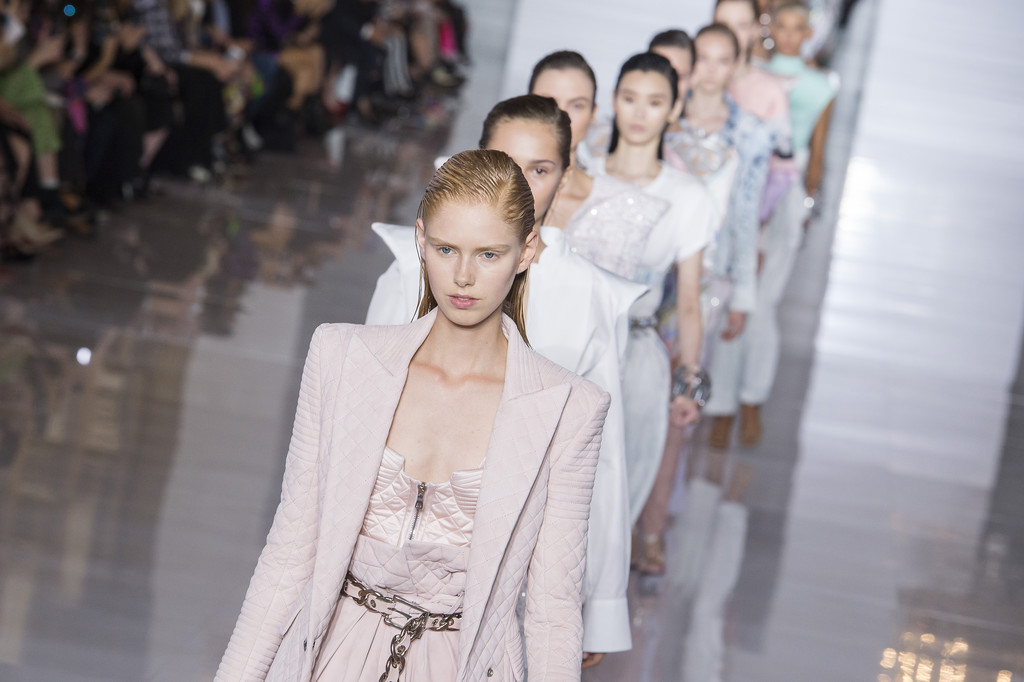 Loewe, Balmain y Celine se llevan todo el protagonismo en el cuarto día de Paris Fashion Week PV 19