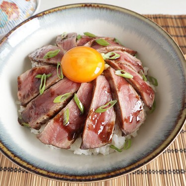 Donburi de ternera con entrecot: el bol de arroz japonés que también puedes hacer en casa