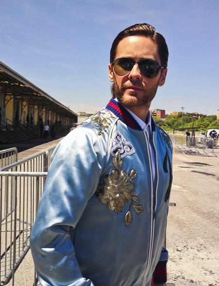 Jared Leto en el front row de Gucci con un llamativo total look de la firma