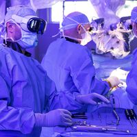 Cirujanos realizan con éxito las primeras operaciones con Vision Pro y confirman que Apple acertó al apostar por la medicina