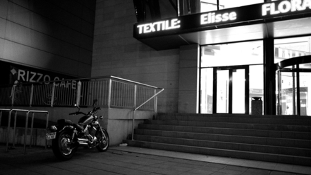 La nueva moda mundial, al centro comercial en moto