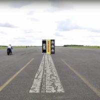 1.000 cv de diferencia no son nada. Te lo demuestra una Kawasaki ZX-10R contra un Nissan GTR