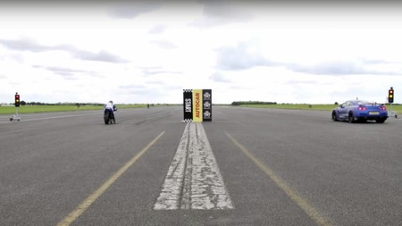 1.000 cv de diferencia no son nada. Te lo demuestra una Kawasaki ZX-10R contra un Nissan GTR