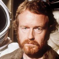 "Atraviesa su casco y le arranca la cabeza": el brutal final que Ridley Scott quería en 'Alien' y casi provoca su despido fulminante 