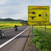 La DGT estrena nueva señalización y controles para motoristas en 100 puntos negros: esta es la lista de los tramos más vigilados