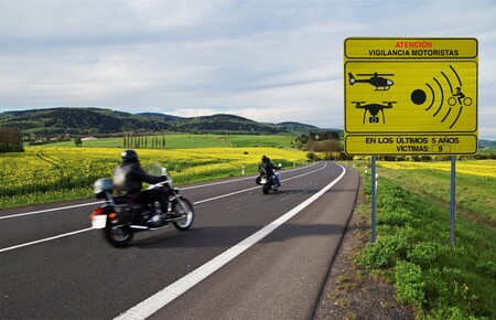 La DGT estrena nueva señalización y controles para motoristas en 100 puntos negros: esta es la lista de los tramos más vigilados