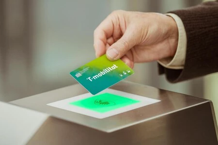 バルセロナは、この変更を利用して物理的な T-Mobilitat カードを iPhone に置き換える最初の都市の 1 つとなります。