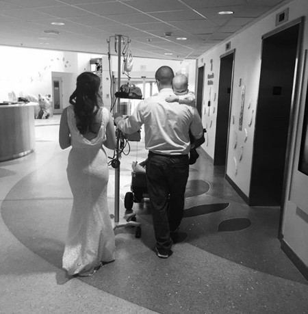 Unos padres celebran su boda en el hospital donde permanece ingresado su hijo con cáncer