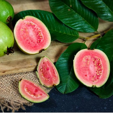 No los tires: 3 formas sencillas de aprovechar las semillas de guayaba (desde un árbol hasta té)