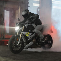 BMW S 1000 R: la naked con herencia deportiva renueva imagen y tecnología, para los mismos 165 CV