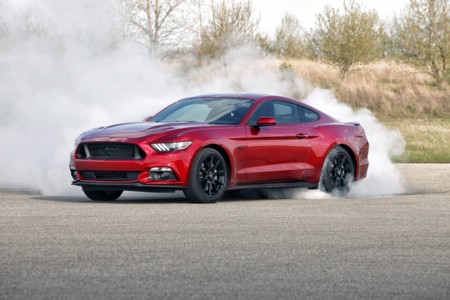 Por si las dudas, el Ford Mustang 2016 se pone guapo para que Camaro no le robe las miradas