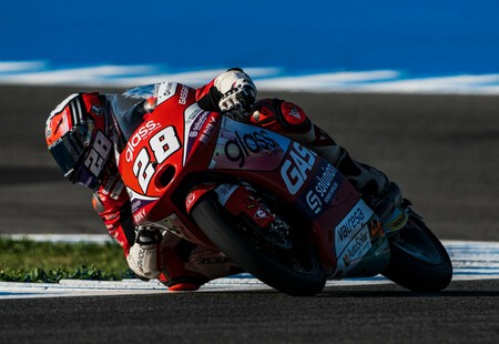 ¡Festival! Izan Guevara lidera una primera fila de Moto3 100% española en Jerez