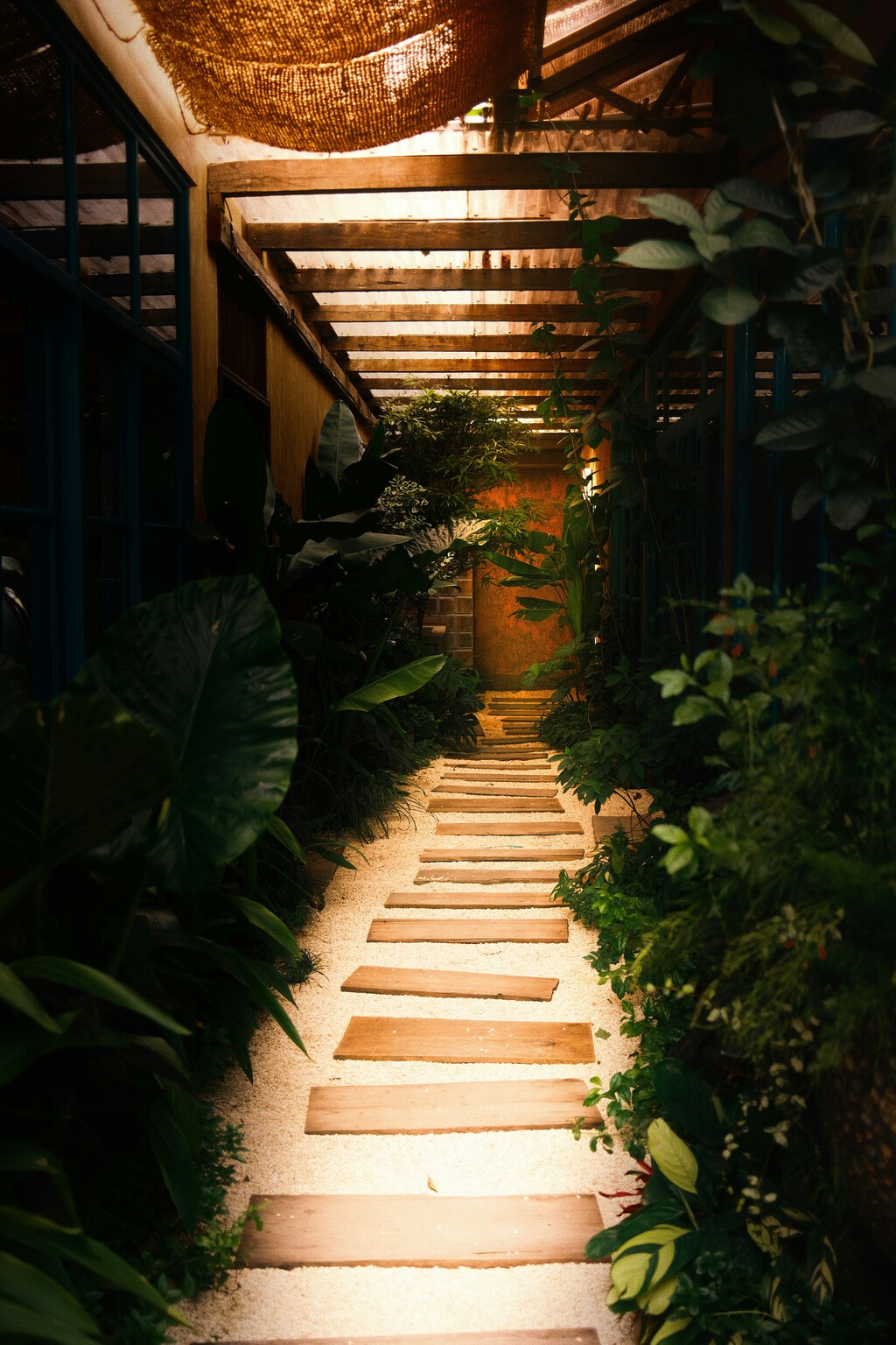 Lidl tiene la lámpara solar más versátil para tu jardín: puedes clavarla en el suelo, colgarla en un árbol o ponerla sobre una mesa