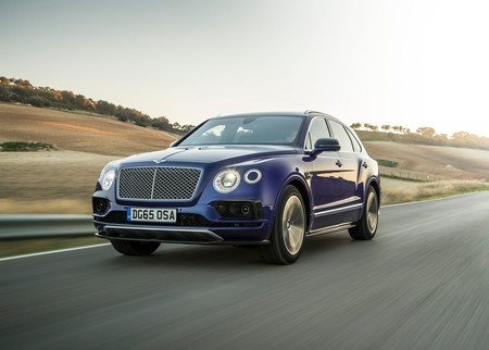 El Bentley Bentayga PHEV va por todos los aristócratas ecologistas