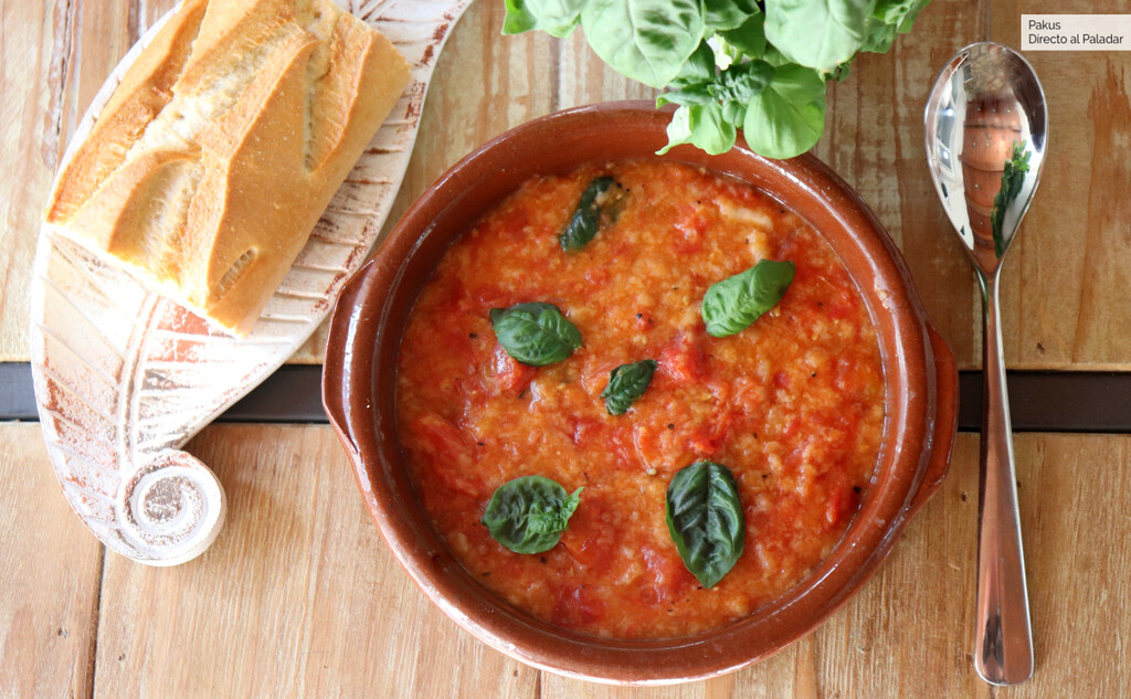 Ya está bien de cremas frías: esta sopa tradicional de las casas italianas es la mejor receta para aprovechar los últimos tomates del verano