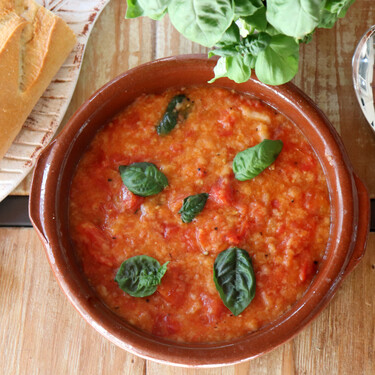 Ya está bien de cremas frías: esta sopa tradicional de las casas italianas es la mejor receta para aprovechar los últimos tomates del verano 