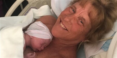 Una mujer dio a luz con 57 años y afirma que "nadie sabe si estará vivo para ver crecer a su bebé"