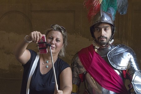 A los museos y otros establecimientos españoles no les gustan los palos para selfies