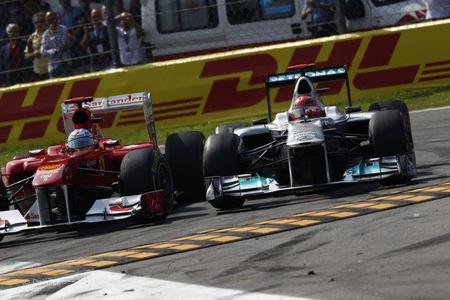 Michael Schumacher luchando con Fernando Alonso