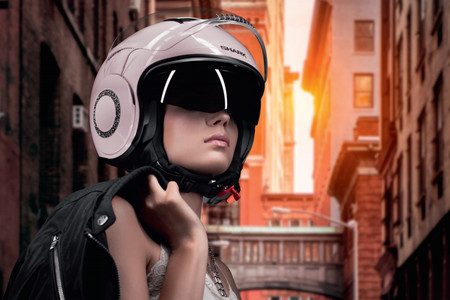 Si tienes 270 euros tienes un casco Shark Nano Crystal. Sí, con cristales de Swarovski