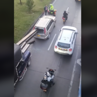 "Ver para creer": Camión atraviesa SUV de Nissan con barras de metal y sale ileso
