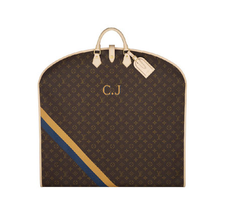 El Portatrajes Mon Monogram de Louis Vuitton admite la estampación de hasta  3 iniciales
