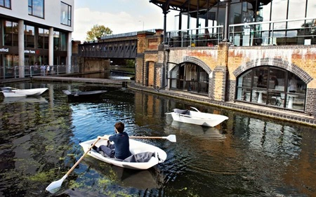Una lancha de diseño es un rincón de descanso flotante