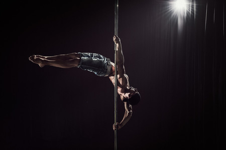 Anímate a practicar Pole Dance para ponerte en forma