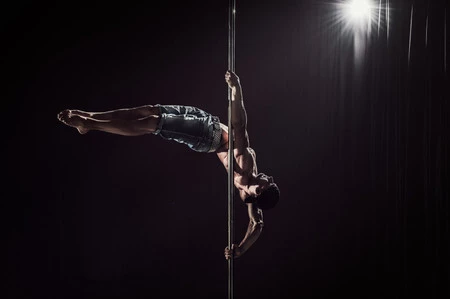 Anímate a practicar Pole Dance para ponerte en forma