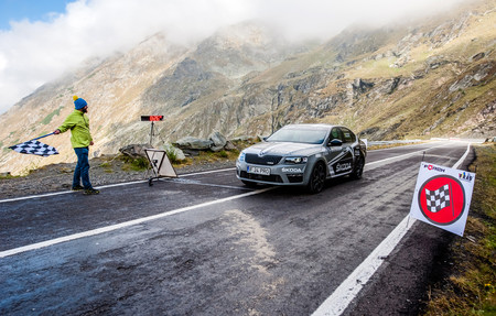 Un Škoda Octavia RS 230 bate récord en Transfagarasan: es más rápido que un Ferrari 458
