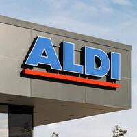 Llega a Aldi el toldo vela fácil de instalar con el que decir adiós a pérgolas y sombrillas, por menos de 15 euros 