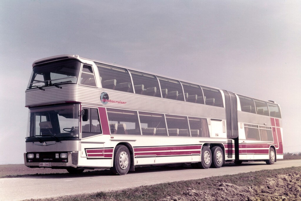 "Casi todos se fueron al bar, así que partieron el eje": Jumbocruise o como el Titanic de los autobuses murió víctima de sí mismo