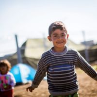 Una foto que nos conmueve: la inocencia y la grandeza de la infancia en la crisis de los refugiados