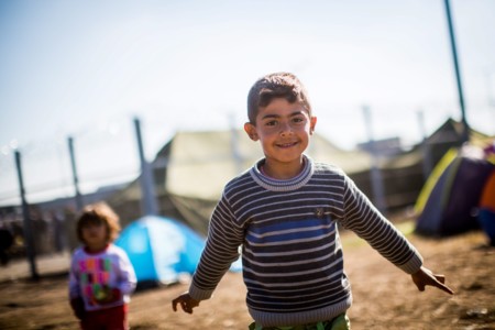 Una foto que nos conmueve: la inocencia y la grandeza de la infancia en la crisis de los refugiados