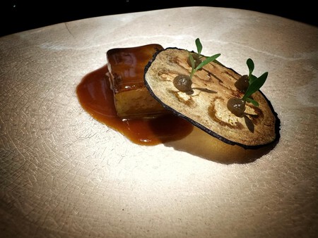 Lomo De Berenjena Con Salsa De Miel Y Soja Y Crujiente De Berenjena Con Su Cremoso