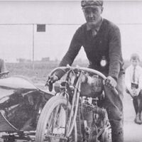 Hace más de un siglo los pilotos de MotoGP no llevaban casco, sino gorros de lana. Y se ponían a más de 150 km/h