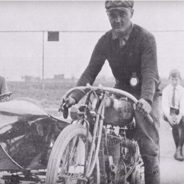 Hace más de un siglo los pilotos de MotoGP no llevaban casco, sino gorros de lana. Y se ponían a más de 150 km/h