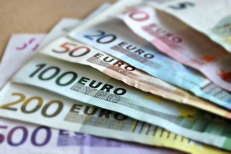 Los salarios siguen cayendo y, sin embargo, las empresas pagan más por cada trabajador